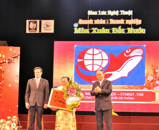 Ông Nguyễn Văn Viện - Chủ tịch HĐQT công ty cổ phần Sơn Hải Phòng nhận biểu tượng vàng " Doanh nhân Tâm - Tài - Trí - Dũng"